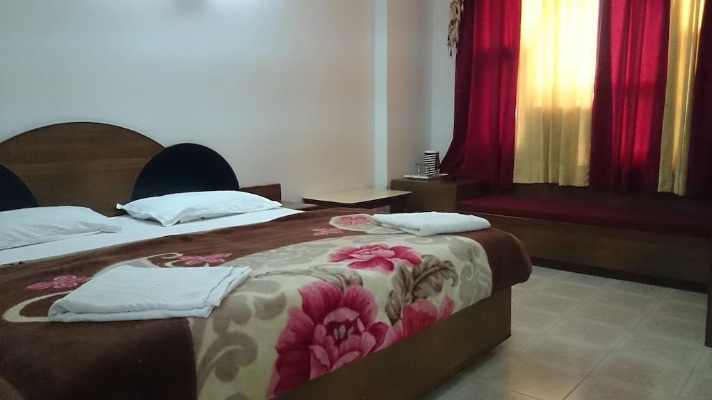 Hotel Maharaja Katra  Kamer foto